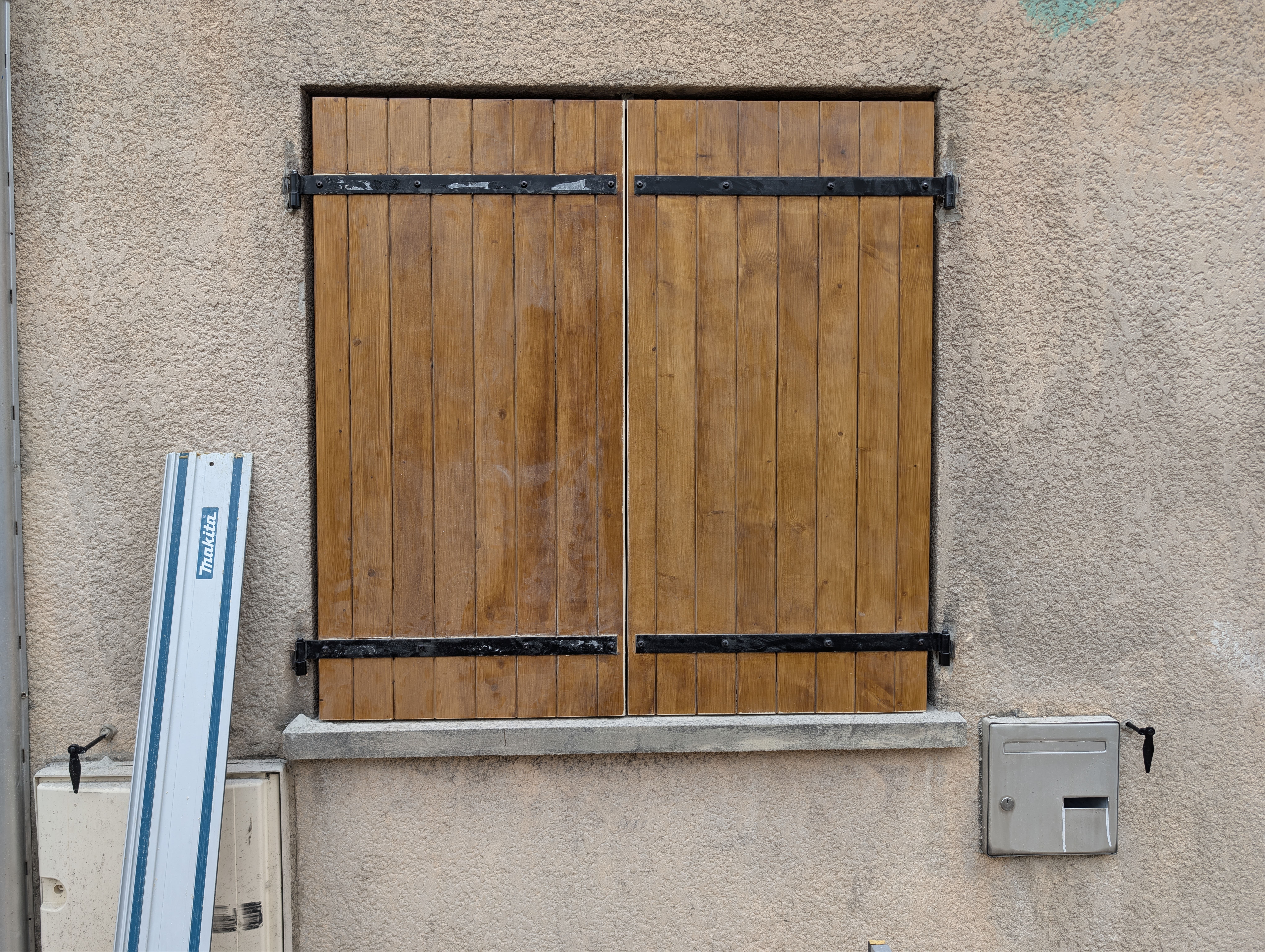 Pose de volet avant facade Roussillon — Urgence Habitat 38